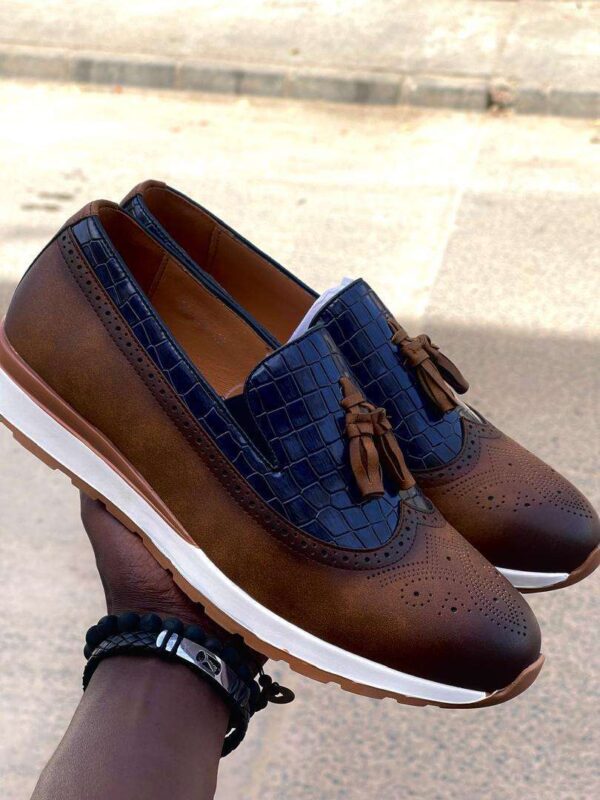 Mocassins pour hommes : confort, élégance et style décontracté. Idéaux pour le quotidien, ils s'associent facilement à toutes vos tenues, formelles ou casual.