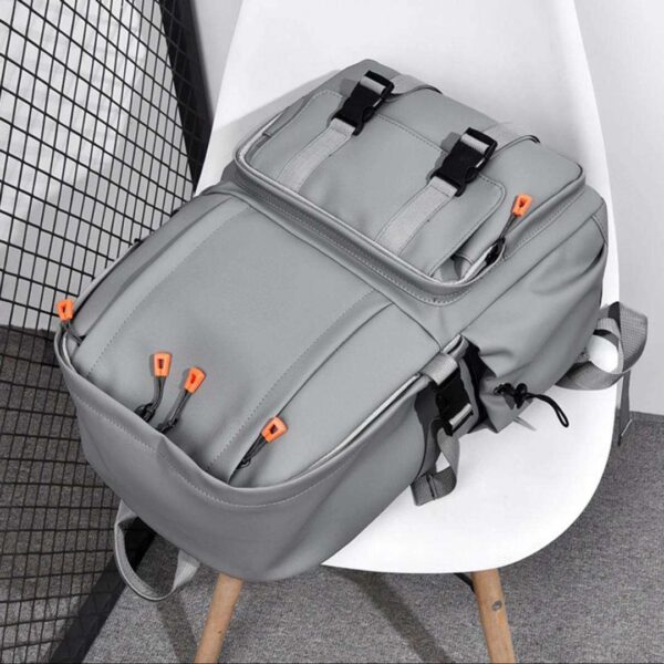 Sac à Dos Gris Léger pour Aventures Urbaines - Conception Minimaliste, Ultra Léger, Durable, Idéal pour Vos Déplacements Quotidiens en Ville – Image 2