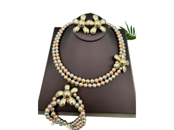 Parure perles multicolores et fleurs dorées : collier, bracelet et boucles d'oreilles, élégance intemporelle avec détails dorés en ou 18 carats.