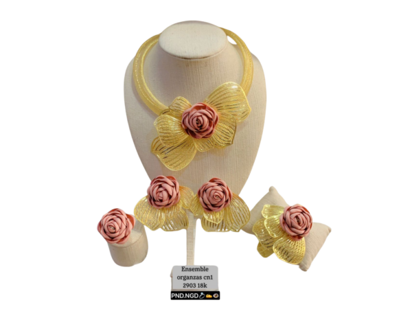 Ensemble bijoux Organza Luxe : collier, bracelet, bague et boucles d'oreilles, orné de roses en organza et feuilles dorées, raffinement 18 carats.