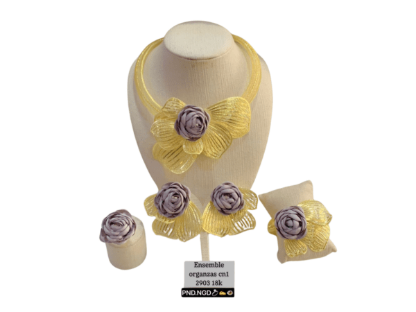 Ensemble bijoux Organza Luxe : collier, bracelet, bague et boucles d'oreilles, orné de roses en organza et feuilles dorées, raffinement 18 carats. – Image 2