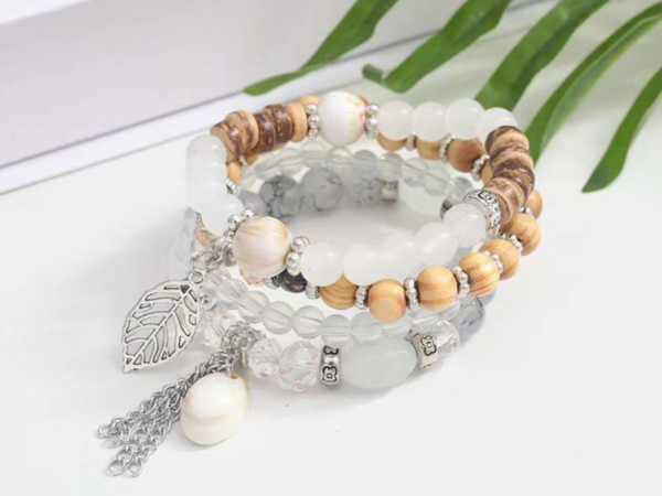 Bracelets avec Charm Feuille, Lot de 4 – Design Élégant avec Perles et Breloques, Idéal pour Accessoiriser Vos Tenues avec un Style Naturel et Bohème.