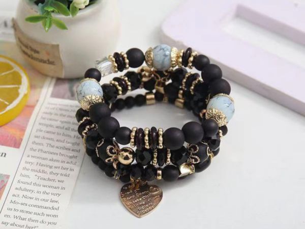 Ensemble de 4 Bracelets Bohémiens avec Perles, Lettres et Charm Cœur – Bijoux Féminins Élégants pour Une Décoration Quotidienne et Tendance.