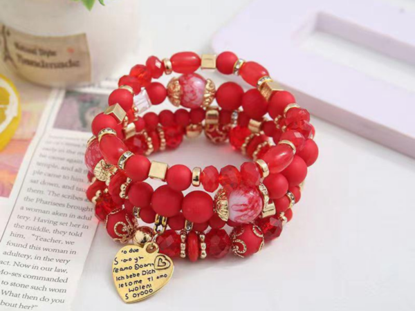 Ensemble de 4 Bracelets Bohémiens avec Perles, Lettres et Charm Cœur – Bijoux Féminins Élégants pour Une Décoration Quotidienne et Tendance.